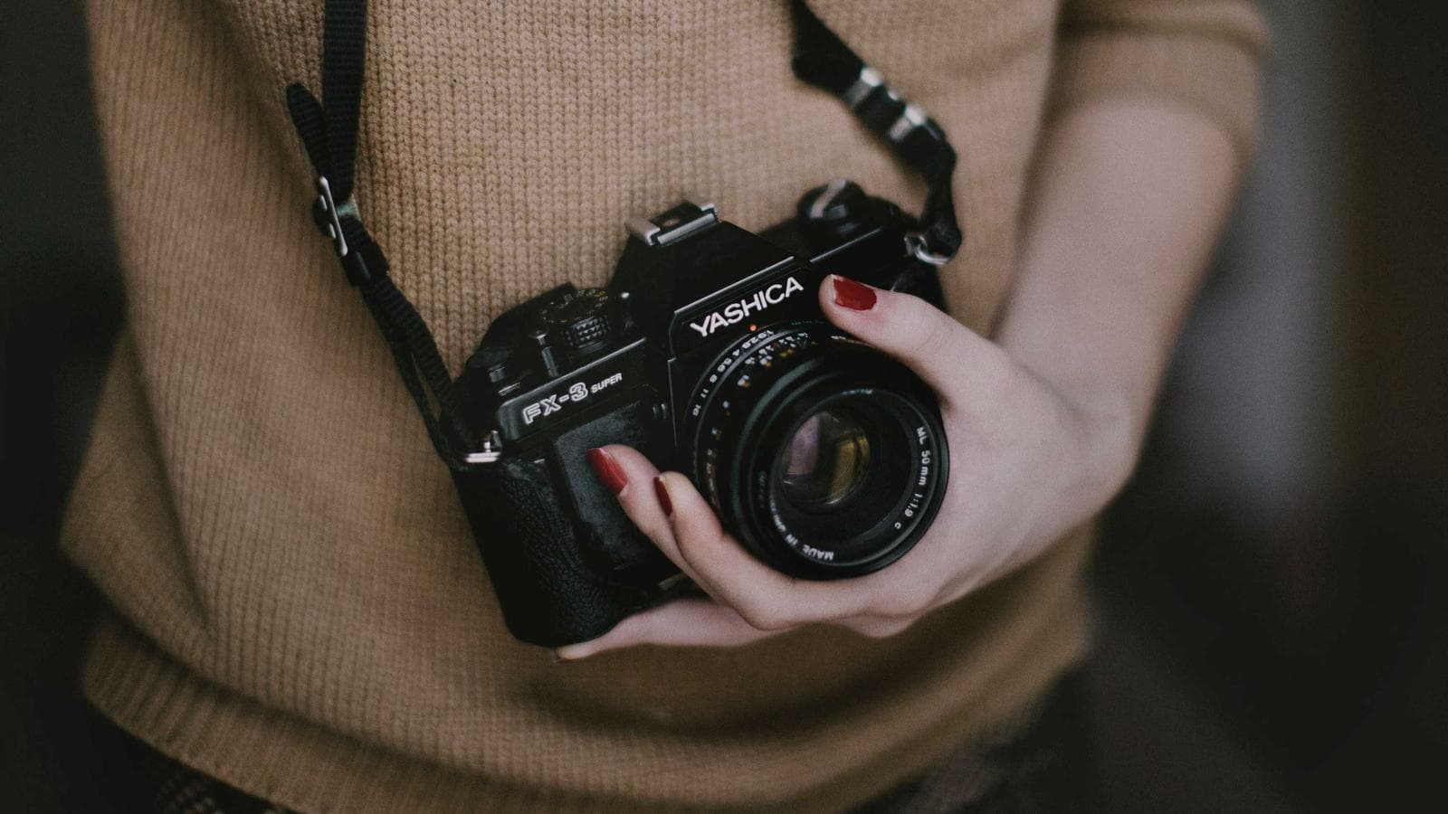 Əlində fotoaparat tutan şəxs